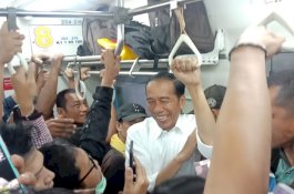 Dikawal Komandan Paspampres, Jokowi Naik KRL Pulang ke Istana Bogor
