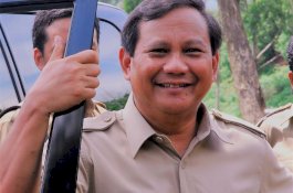 Prabowo Lepas Baju dan Lemparkan kepada Pendukungnya di Subang