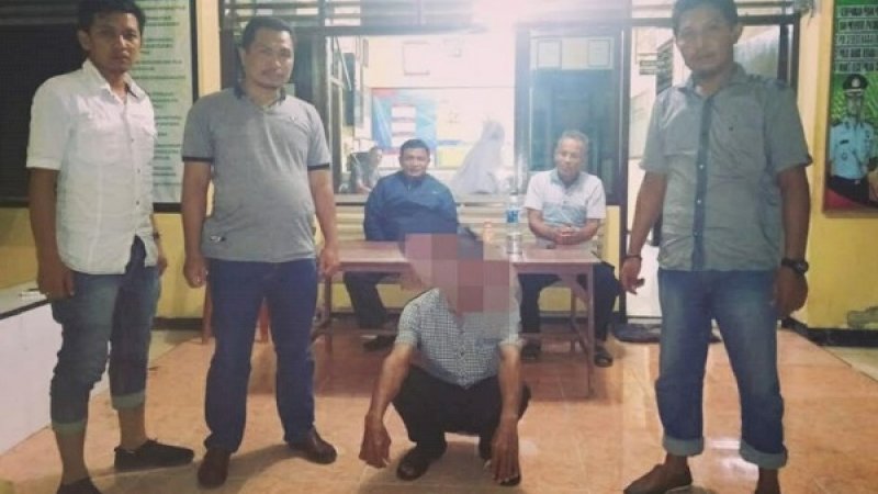 H (jongkok) saat diamankan Tim Reskrim Polres Jeneponto malam tadi.