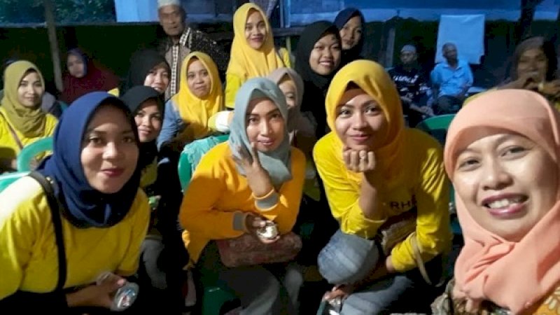Caleg DPR RI Andi Mariattang bersama warga Maros.