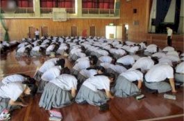 Sekolah Dikecam Karena Haruskan Para Siswa 'Menyembah' di Hadapan Guru