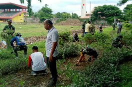 Libur Nyepi, Bupati Jeneponto dan TNI Bersihkan Stadion Mini Turatea