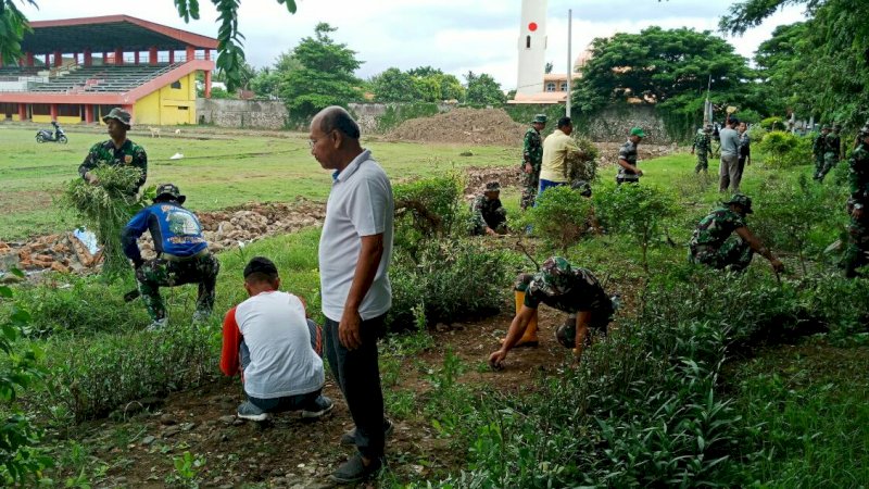 Libur Nyepi, Bupati Jeneponto dan TNI Bersihkan Stadion Mini Turatea