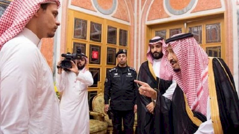 Raja Salman berbincang dengan putra Jamal Khashoggi. Pangeran Mohammed memperhatikan dari belakang.