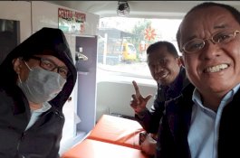 Sempat Ditolak, Rocky Gerung Terpaksa Naik Ambulans Demi Isi Kuliah Umum