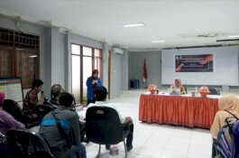 Warga Batua Diajar Pasarkan Produk Lewat Medsos, Ini Trik dari Pemateri