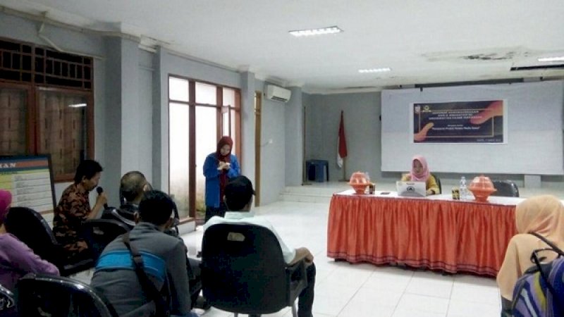 Rustam salah satu warga Kelurahan Batua, sedang memberikan pendapatnya dalam seminar kewirausahaan yang berlangsung di Baruga Kelurahan Batua, Kamis (7/3/19) kemarin.
