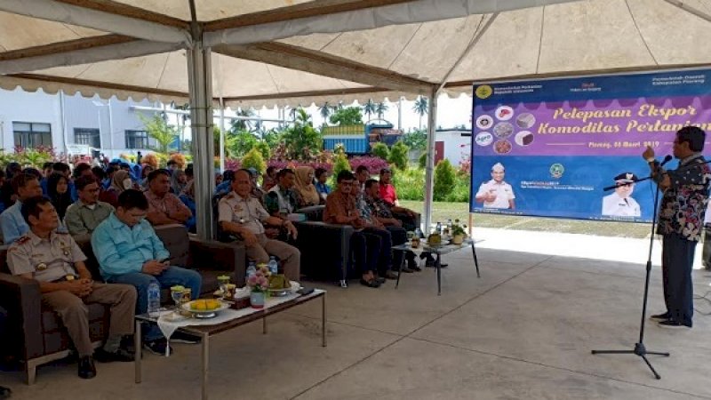  Kepala Pusat Kepatuhan, Kerjasama dan Informasi Perkarantinaan (KKIP) Barantan, Sujarwanto, saat melepas ekspor rumput laut di Kabupaten Pinrang (8/3/2019).