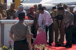 Terobos Paspampres, Ibu Ini Menangis di Depan Jokowi Lalu Pingsan