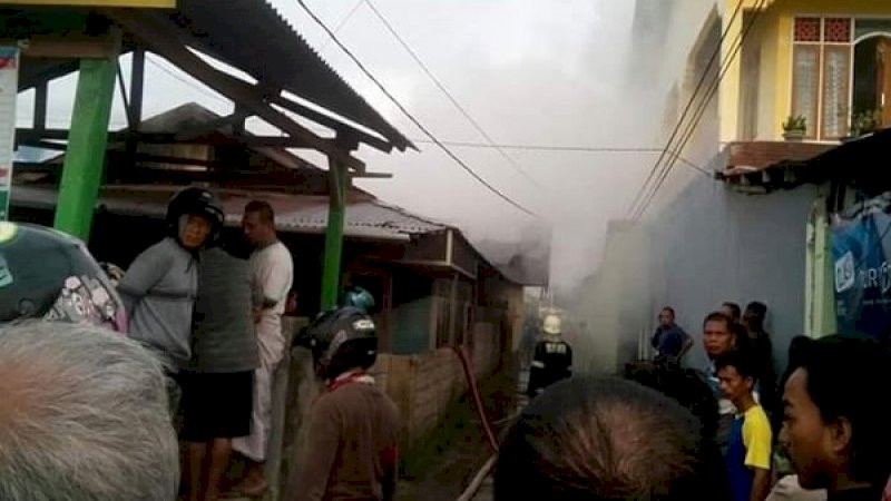 Kebakaran melanda rumah Minah di Lorong Bete-bete, Jalan Pongsimpin, Kelurahan Pongsimpin, Kecamatan Mungkajang, Kota Palopo.