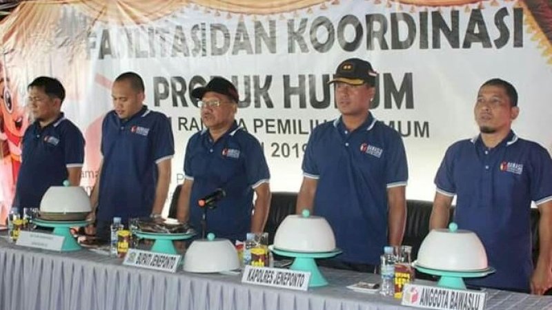 Bupati Jeneponto, Iksan Iskandar (tengah) saat menghadiri sosialisasi Bawaslu.