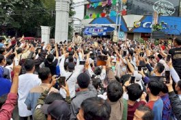 Salat Jumat di Masjid Agung Bandung, Jemaah Berebut Salaman Prabowo Sejak Tiba hingga Pulang