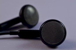 Tidur Sambil Dengar Musik Pakai Earbud, Begitu Bangun Pria ini Tuli