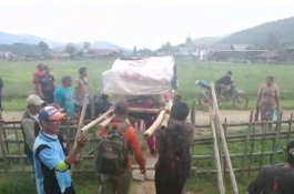 Tak Mampu Bayar Biaya Ojek Rp400 Ribu, Warga Rampi Ditandu ke Puskesmas
