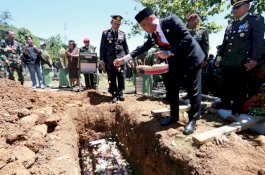 Di Atas Peti Jenazah Sertu Anumerta Yusdin, Wawali Palopo Taburkan Bunga