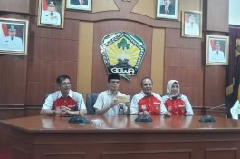 Temui Dinsos Gowa, Alumni FH Unhas Bagi Bantuan untuk Korban Bencana