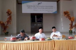 Tamsil Linrung Bagikan Alat Deteksi Ikan kepada Nelayan Luwu Utara