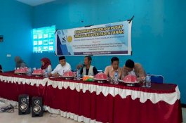 Bersama Kemen Ristek, Tamsil Linrung Sumbang Pupuk untuk Petani Lutim