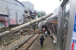 Penumpang Shock, Ini Foto-Foto KRL yang Kecelakaan di Kebon Pedes