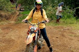 Kenalkan Diri ke Masyarakat, Caleg Perempuan Golkar Ini Pakai Trail ke Pelosok Tana Toraja