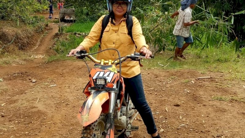 Kenalkan Diri ke Masyarakat, Caleg Perempuan Golkar Ini Pakai Trail ke Pelosok Tana Toraja