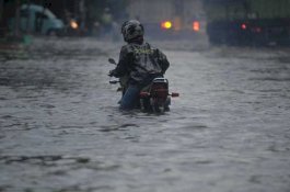 Enam Langkah Menyalakan Motor yang Mogok Karena Banjir