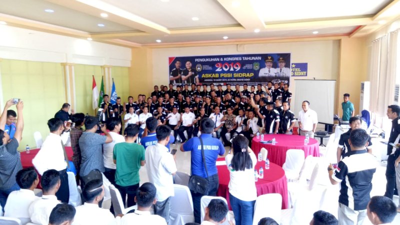 Dollah Mando Kukuhkan Pengurus Askab PSSI Sidrap
