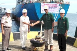 Bupati Lepas Ekspor Perdana Palm Kernel Oil Milik Astra Grup