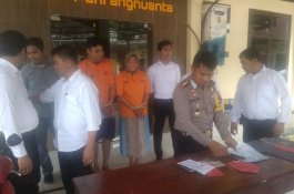Mengaku Kapolres Takalar lalu Peras Orang, Pria Ini Tiba di Kantor Polisi dengan Mata Lebam