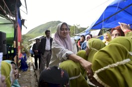 Ajak Anak-anak Hafal Al Quran, Bupati Lutra Kerap Bagikan Alat Tulis