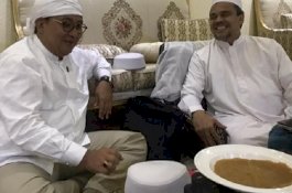 Di Makkah, Fadli Zon dan Rizieq Shihab Pose Dua Jari