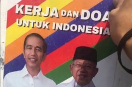 Fauzi Baadila Copot Poster Jokowi-Ma'ruf di Depan Rumah