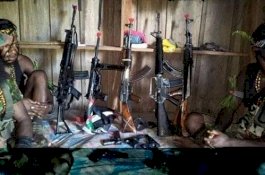 Perlihatkan Senjata Rampasan, OPM Mengaku Siap Sambut TNI