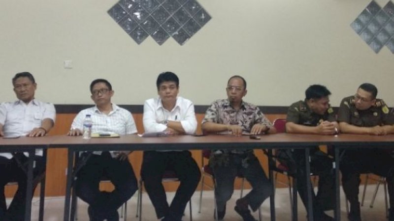 Ketua Bawaslu Sulsel, L Arumahi (ketiga kanan), saat konferensi pers terkait video camat, Senin (11/3/2019).