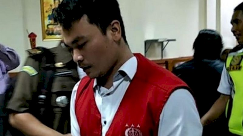 Haris saat persidangan kasus pembunuhan satu keluarga di Bekasi.