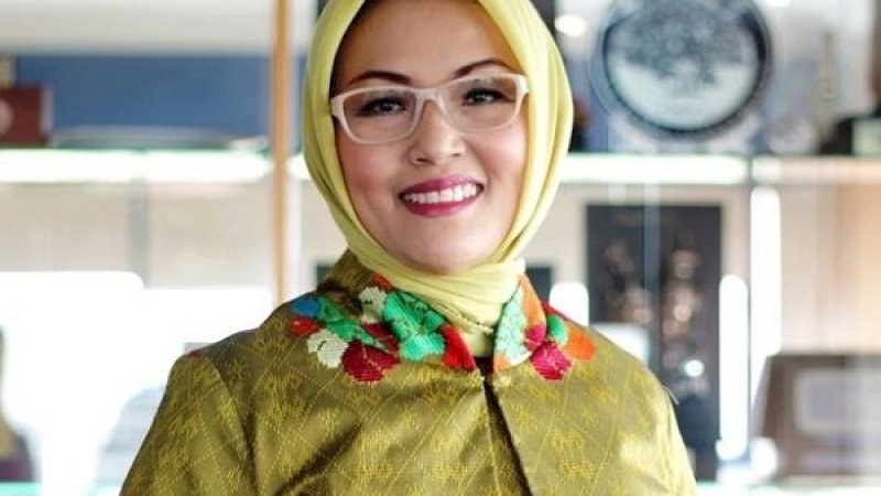 Prof Dwia Aries Tina Pulubuhu