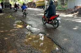 Warga Keluhkan Poros Gowa-Takalar Rusak, Adnan Pastikan Diperbaiki Tahun Ini