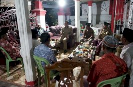 Malam-malam ke Kampung Sumanna, Camat Tamalate Turun Dengarkan Keluhan Warga