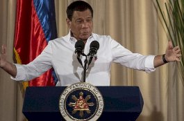 Presiden Filipina Sebut Pendeta Bodoh dan Peringatkan Wanita Menjauhinya