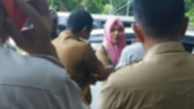 Wanita dalam mobil bergoyang saat diamankan di halaman Kantor Bupati Jeneponto, Selasa (12/3/2019).