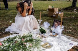 Pakai Gaun Pengantin, Sara Menangis di Kuburan Tunangannya di Hari Pernikahan Mereka