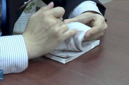 Luar Biasa! Teller Bank Bisa Menghitung Uang Cepat Layaknya Mesin