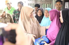 Puting Beliung Terjang Barru, Ketua TP PKK Terjun Salurkan Bantuan