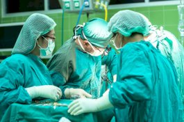 Terlalu Mabuk, Pria ini Tidak Menyadari Bola Mata-nya Terlepas