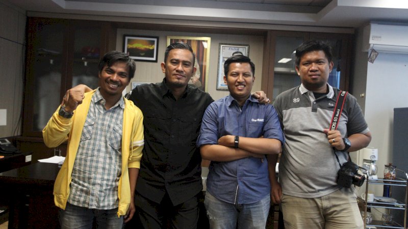 Ketua PWI Sulsel Agus Salim berfoto bersama kepada tim pelakasana  lomba foto pak JK di Graha Pena