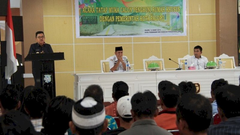 Wali Kota Palopo, HM Judas Amir bertatap muka dengan penerima bantuan rumah khusus.