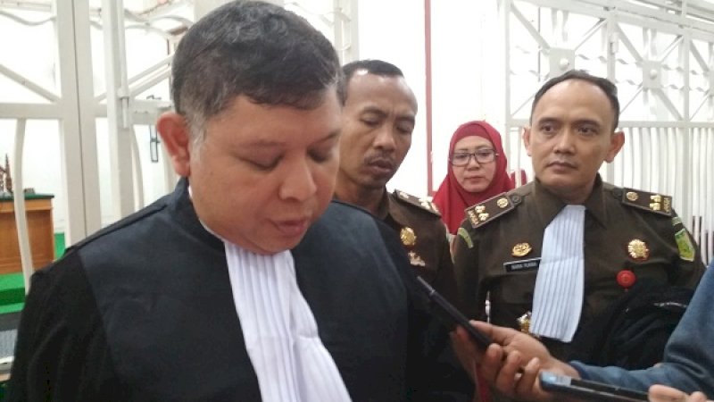 Jaksa Penuntut Umum yang dipimpin Aspidum Kejati Sulsel Narendra Jatna, saat diwawancarai wartawan.