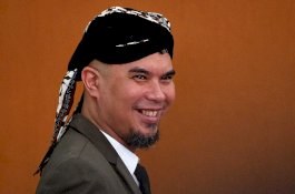 Diintai Lima Orang, Ahmad Dhani Tak Lagi Lakukan Salam Dua Jari