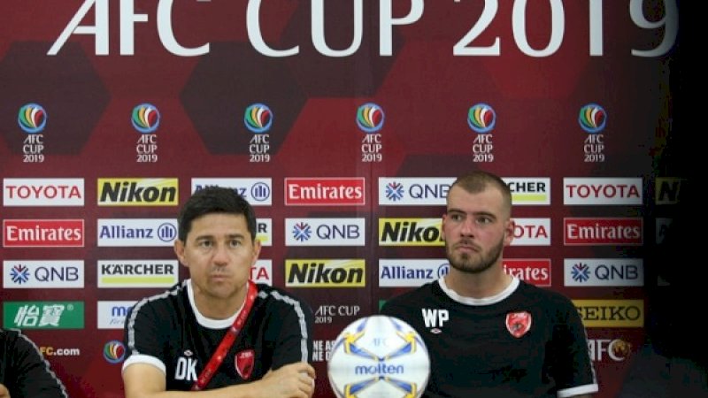 Pelatih PSM, Darije Kalezic (kiri) bersama Wiljan Pluim, saat konferensi pers usai laga AFC Cup.