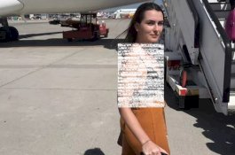 Terlalu Seksi, Wanita Ini Diusir dari Pesawat, Untung Ada Pria yang Pinjamkan Jaket